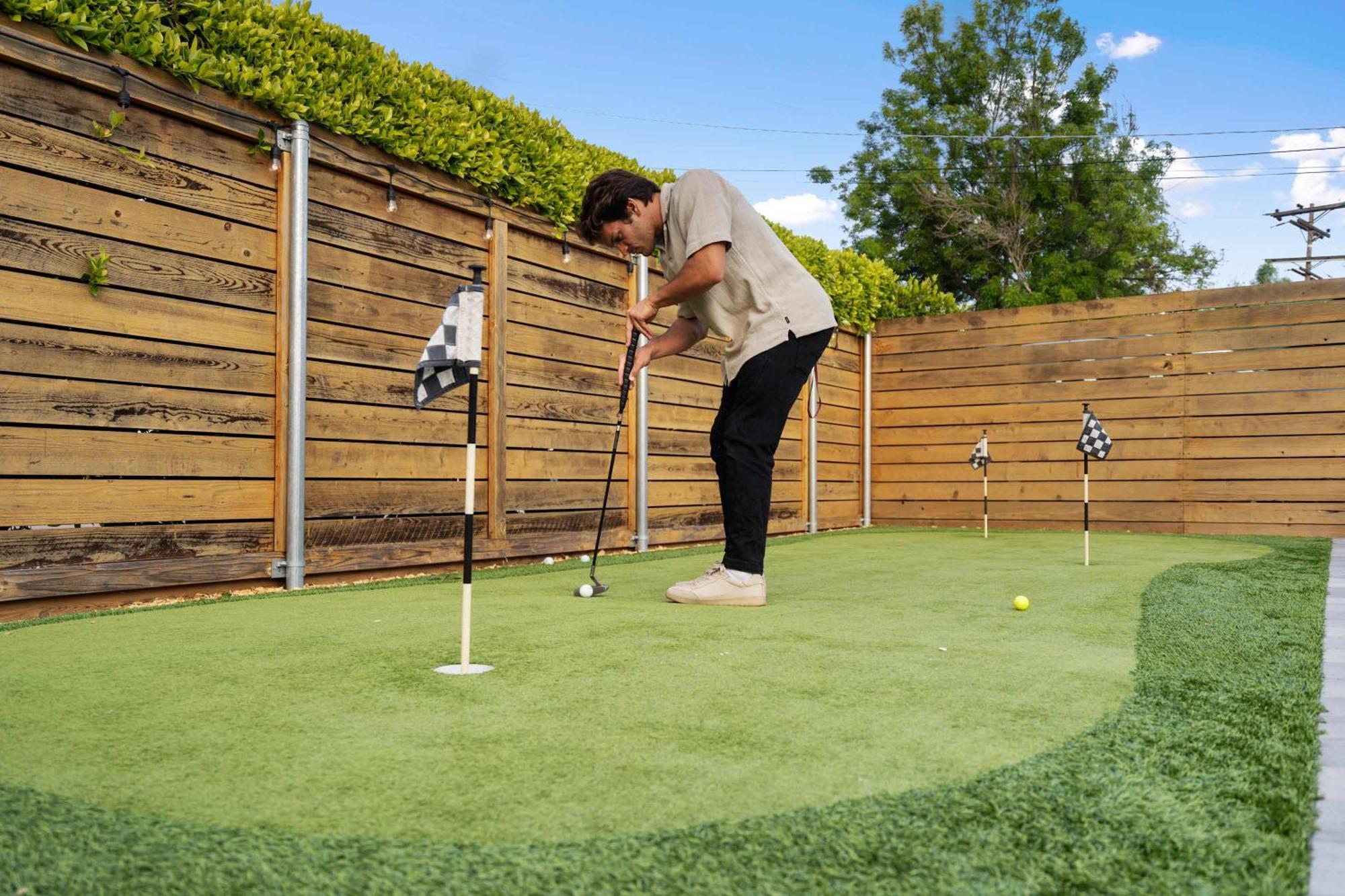Holiday home Chill House With Jacuzzi-golf-game